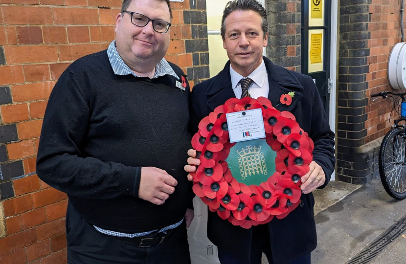 Nigel Huddleston MP hands over Remembrance Wreath as part of GWR's 'Poppies to Paddington'.