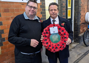 Nigel Huddleston MP hands over Remembrance Wreath as part of GWR's 'Poppies to Paddington'.